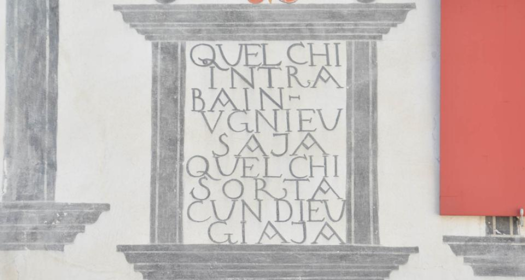 "Wer hereinkommt sei willkommen, wer scheidet gehe mit Gott", so die romanische Inschrift an der Frontfassade. "Wer hereinkommt sei willkommen, wer scheidet gehe mit Gott", so die romanische Inschrift an der Frontfassade.